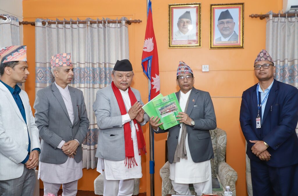 प्राकृतिक स्रोत तथा वित्त आयोगद्वारा गण्डकी प्रदेश प्रमुख समक्ष प्रतिवेदन पेश