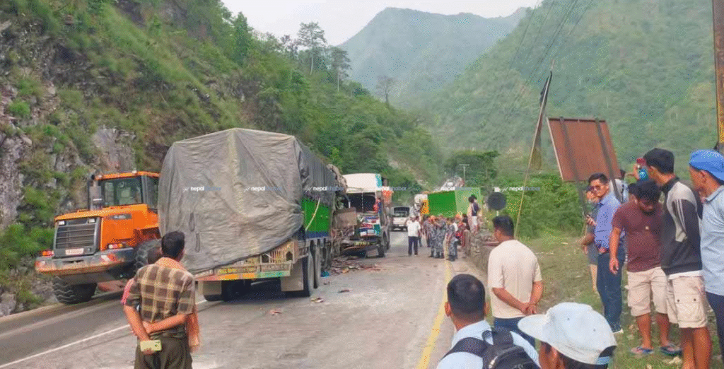 चितवनमा दुई ट्रक ठोकिँदा ७ जना घाइते