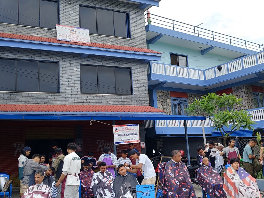 गण्डकी प्रदेश सरकार  सामाजिक बिकास ,युबा तथा खेलकुद मन्त्रालय,ब्यबसायिक तथा सीप बिकास तालिम केन्द्रद्वारा पोखरा महानगर पालिका वडा न १७ मा  युबाहरूको लागि  संचालित निशुल्क कपाल काट्ने  तालिम ।