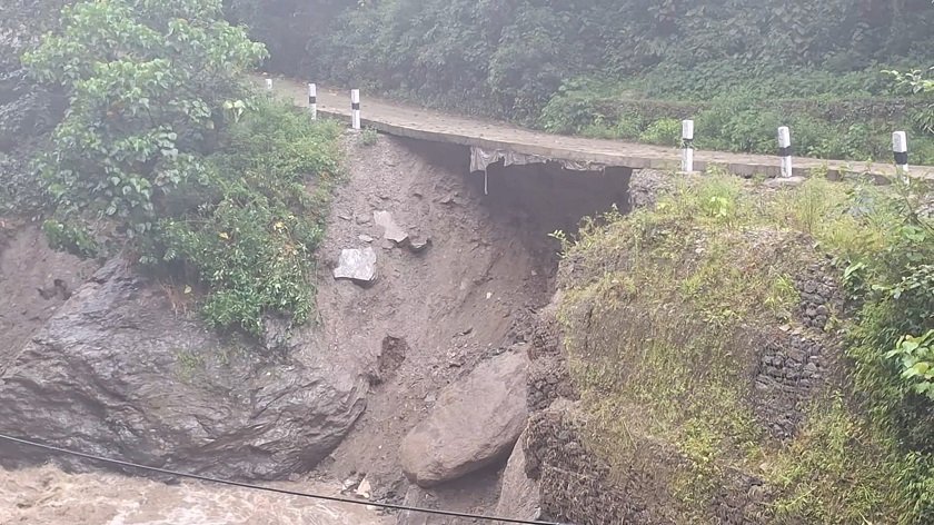 बाढी पहिरोको प्रभाव : देशका आठ स्थानमा पूर्ण रूपमा सडक अवरुद्ध