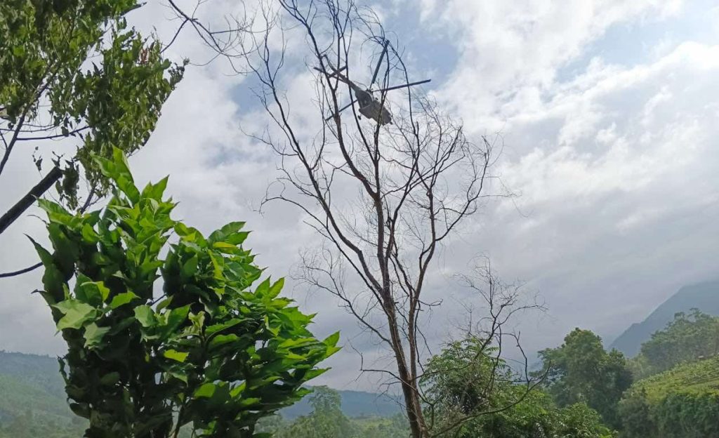 त्रिशूली नदीमा फसेका दुई जनाको हेलिकप्टरबाट उद्धार