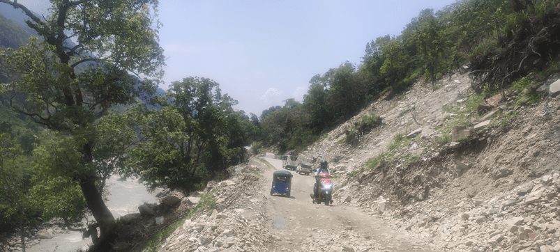 जोखिमपूर्ण बन्दै बेँसीसहर–चामे सडकयात्रा