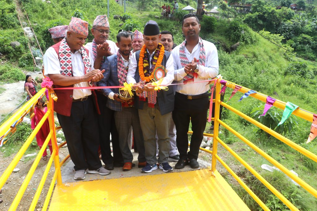 पोखराको वडा  १५ र १७ जोड्ने  पुलको प्रदेश सभा सदस्य भिम कार्कीद्वारा उद्घाटन( फोटो फिचर सहित)