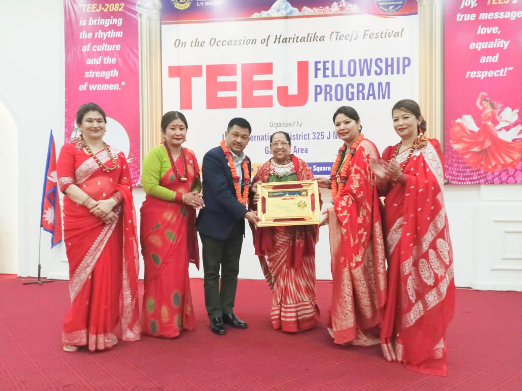 लायन्सको तीज फेलोशिपमा लोकगायिका हरिदेवी कोइराला सम्मानीत