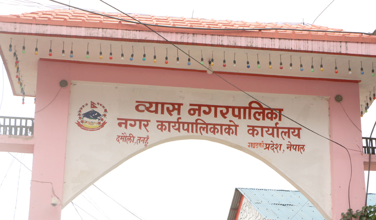 उत्पादनमा आधारित अनुदानले तनहुँका किसान व्यावसायिक पशुपालनमा