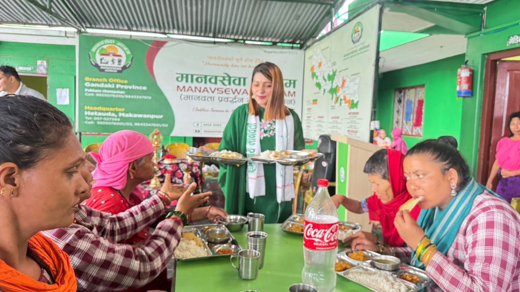 मानवसेवामा आश्रित संग जन्मदिनको सेलेब्रेशन