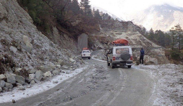 लेदोसहितको पहिरोले जोमसोम–कोरला सडक पूर्ण रूपमा अवरुद्ध