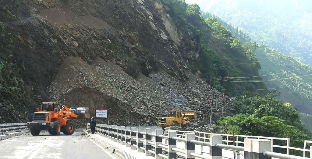 ३६ घण्टादेखि अवरुद्ध मुग्लिन–नारायणगढ सडक खुल्ने अनिश्चित, टिकट काट्न बन्द 