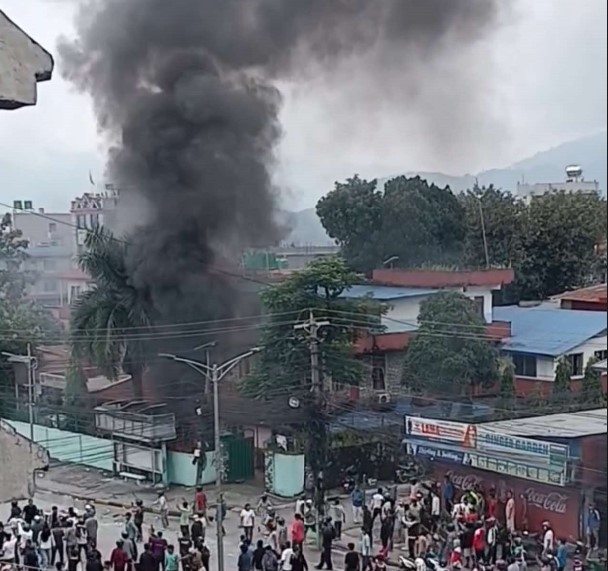 पोखरा महानगरपालिकामा प्रदर्शनकारीलेआगो  लगाए