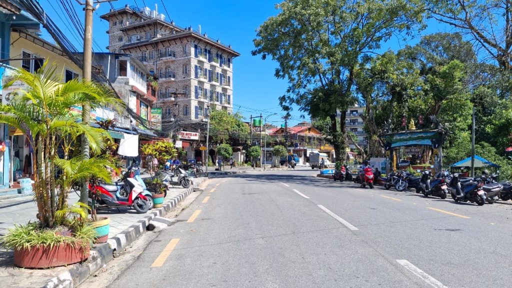 माछापुच्छ्रे मुस्कुराउँदा पर्यटकीय शहर पोखरा सुनसान