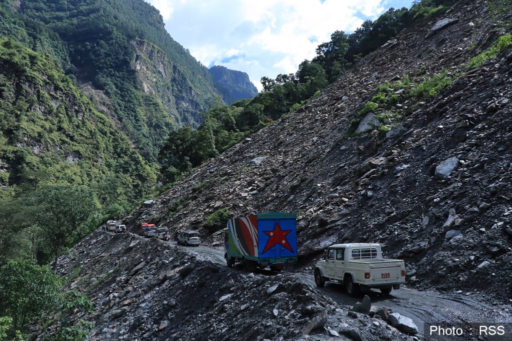 पहिरोले बेनी–जोमसोम सडकमा यातायात सेवा प्रभावित