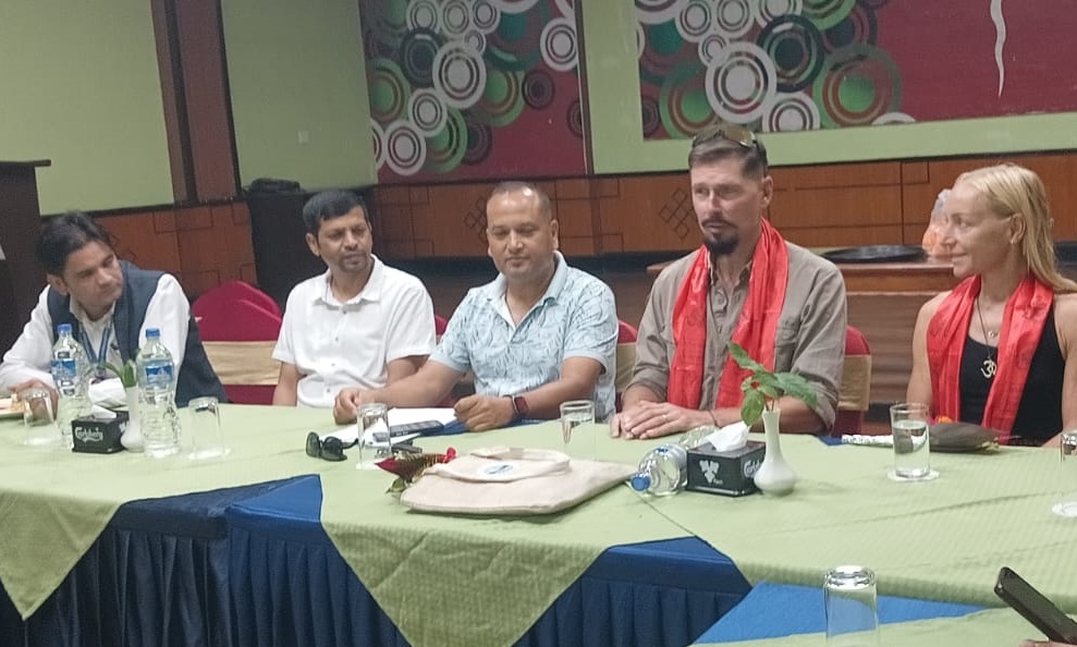 बेलायतबाट साइकल यात्रामा पोखरा आएको जोडीलाई पोखरामा स्वागत