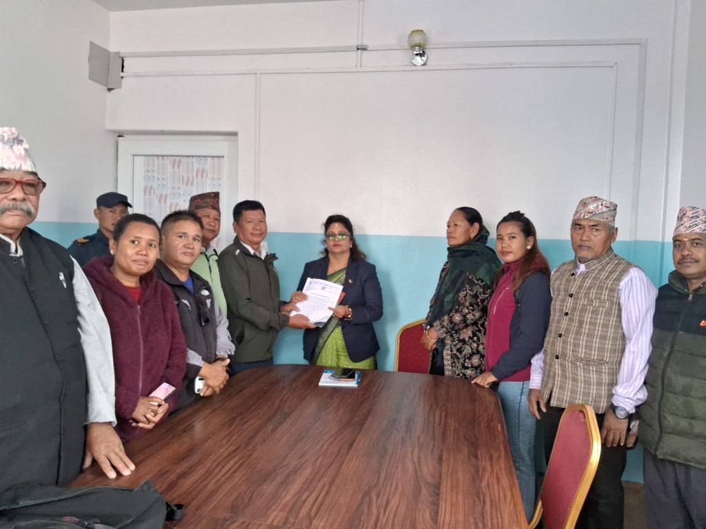 कास्कीका भूमिहिन र अव्यवस्थित बसोबासीहरुले बुझाए मागपत्र 