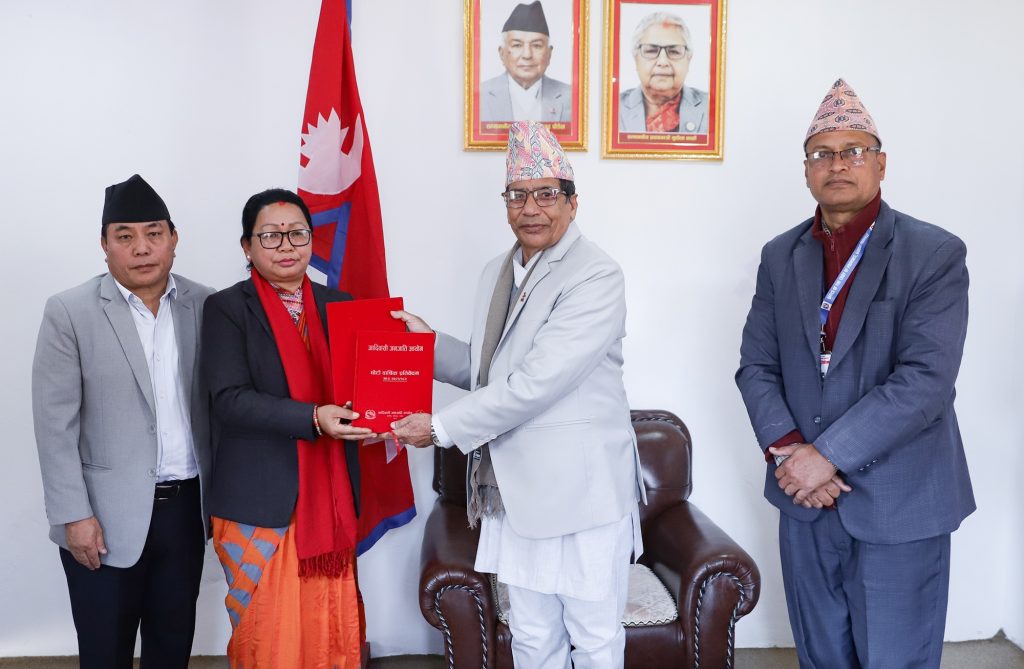 आदिवासी जनजाति आयोगको प्रतिवेदन गण्डकी प्रदेश प्रमुख समक्ष पेस