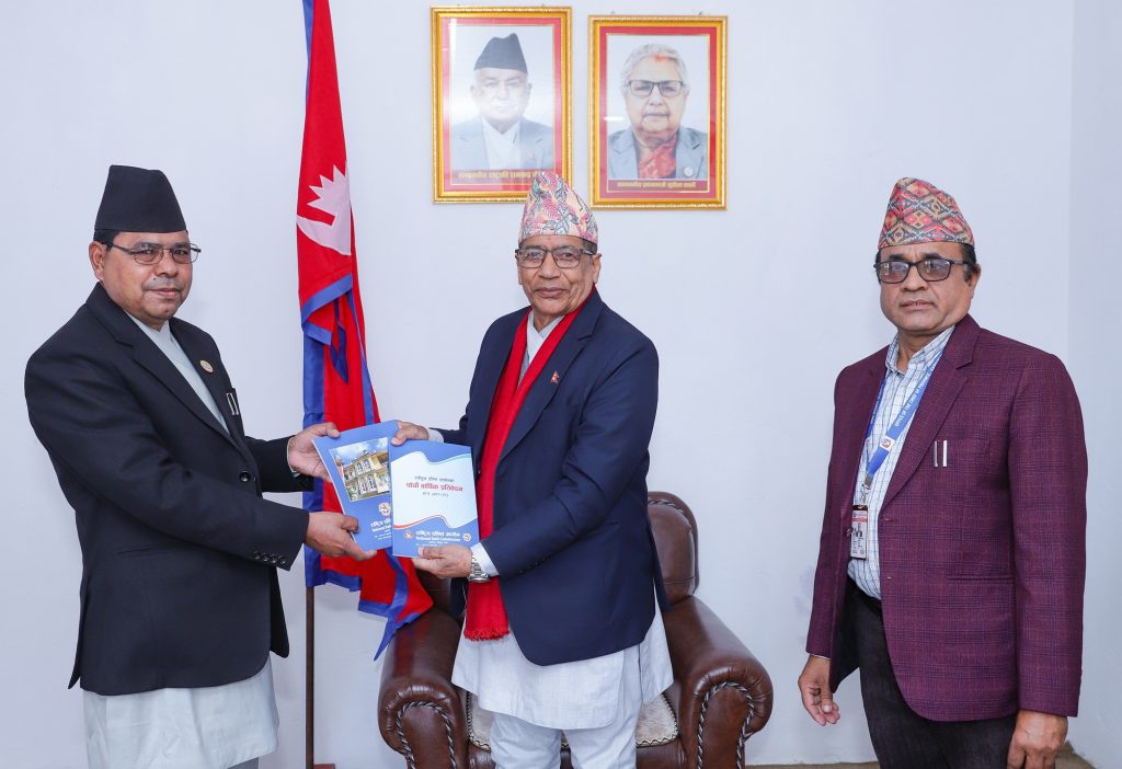 दलित आयोगको प्रतिवेदन गण्डकी प्रदेश प्रमुख समक्ष पेस