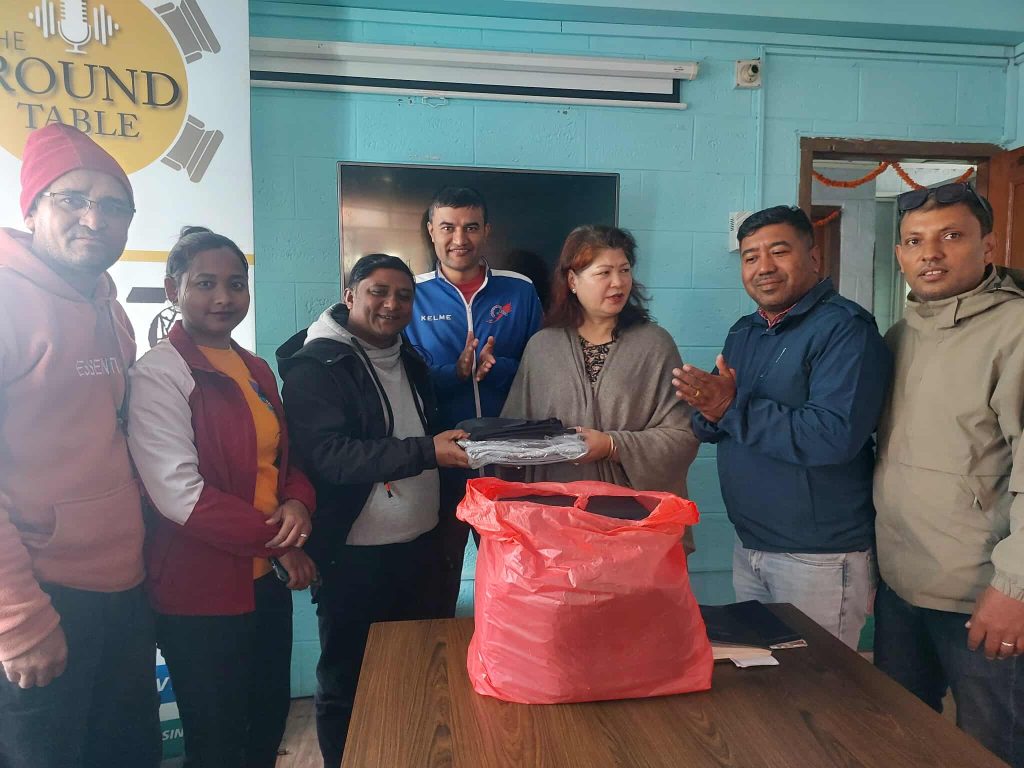 रेडियो अन्नपूर्णले गर्‍यो झलकमान गन्धर्व सारङ्गी पाठशालालाई सहयोग,