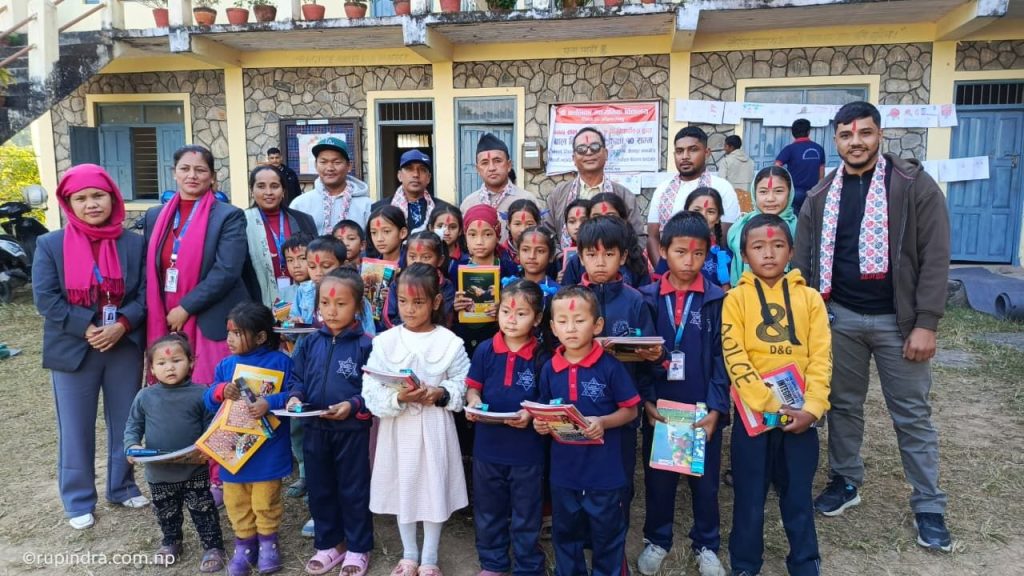 कालिका माविलाई पूर्वविद्यार्थीद्वारा विविध सामग्री हस्तान्तरण