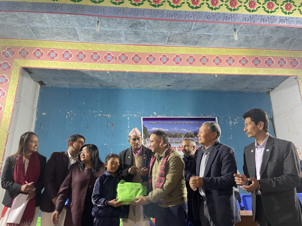 पोउवा संघद्वारा  ४४० जना विद्यार्थीलाई न्यानो कपडा र शैक्षिक सामग्री प्रदान