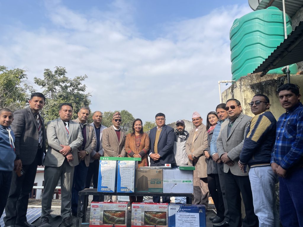 पोखराका ४ वटा बैंकद्वारा जिल्ला मालपोत कार्यालय कास्कीलाई कम्प्यूटर हस्तान्तरण