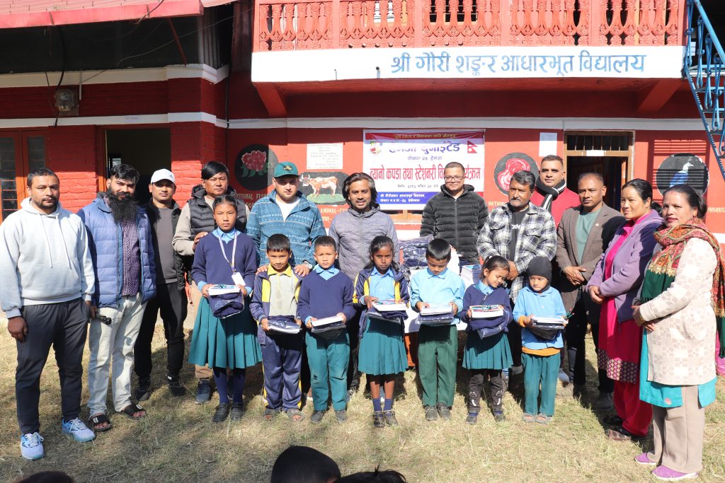 हेमजा युनाईटेड हेमजाद्वारा  न्यानो कपडा तथा स्टेशनरी वितरण