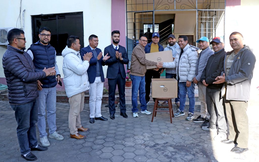 युनाईटेड क्लब पोखरा द्धारा राष्ट्रिय अनुसन्धान प्रदेश कार्यालय गण्डकीलाई कम्प्युटर प्रदान