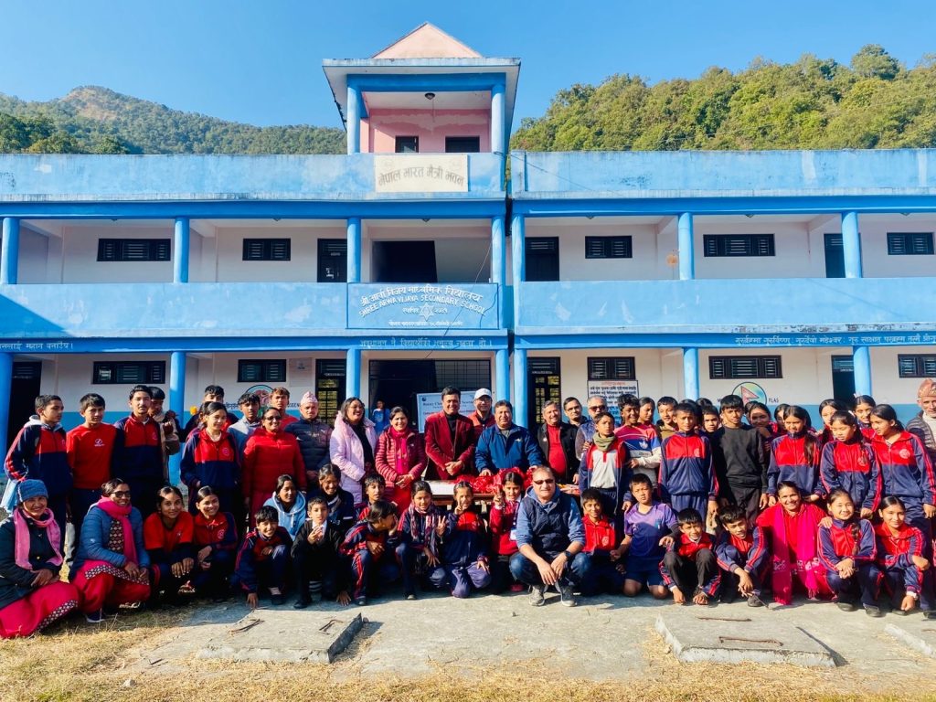 रोटरी क्लब अफ पोखरा न्यूरोडद्वारा आरबा बिजयी माविमा कम्प्युटर र स्टेशनरी सामग्री वितरण