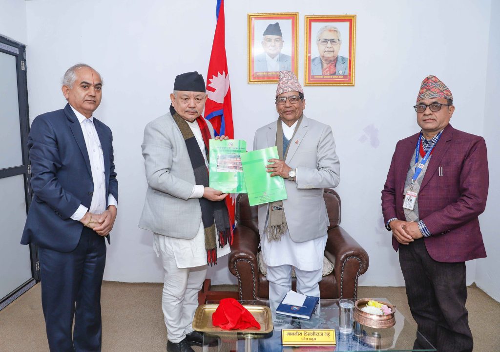 गण्डकी प्रदेश प्रमुख समक्ष प्राकृतिक स्रोत तथा वित्त आयोगको प्रतिवेदन पेश
