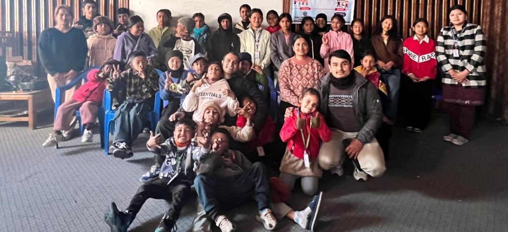 सीप सिकाउँदै पोउवा संघको सामाजिक विकास केन्द्र विपन्न बस्तीका बालबालिकालाई जीवनपयोगी