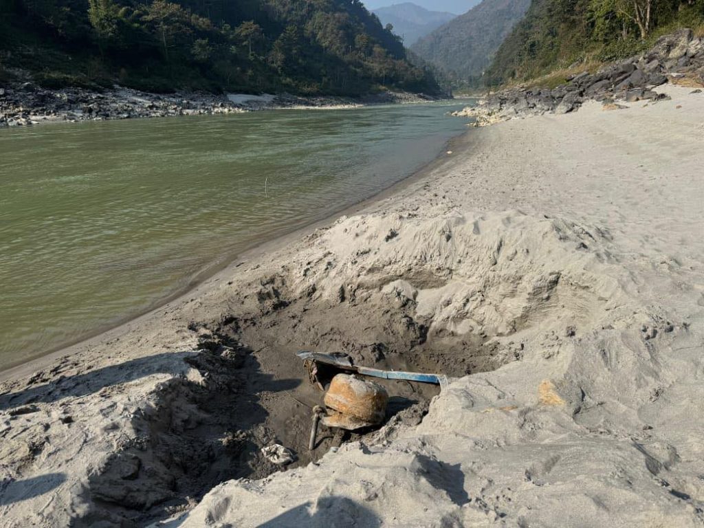 त्रिशूलीमा भेटिएकाे बस सिमलताल दुर्घटनाकाे हुन सक्ने अनुमान, थप अनुसन्धान गर्न घटनास्थल खटाइयाे १२  सुरक्षाकर्मी