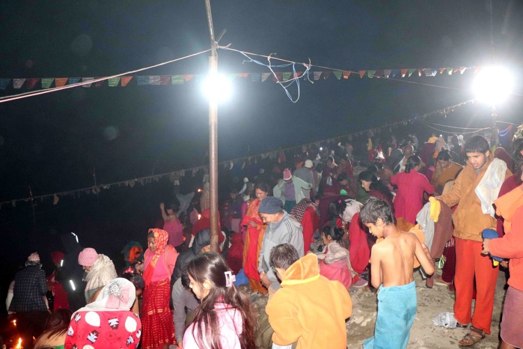 देशभर माघे संक्रान्ति पर्व मनाइँदै, देवघाट, रिडीलगायत तीर्थस्थलमा भक्तजनको घुइँचो 