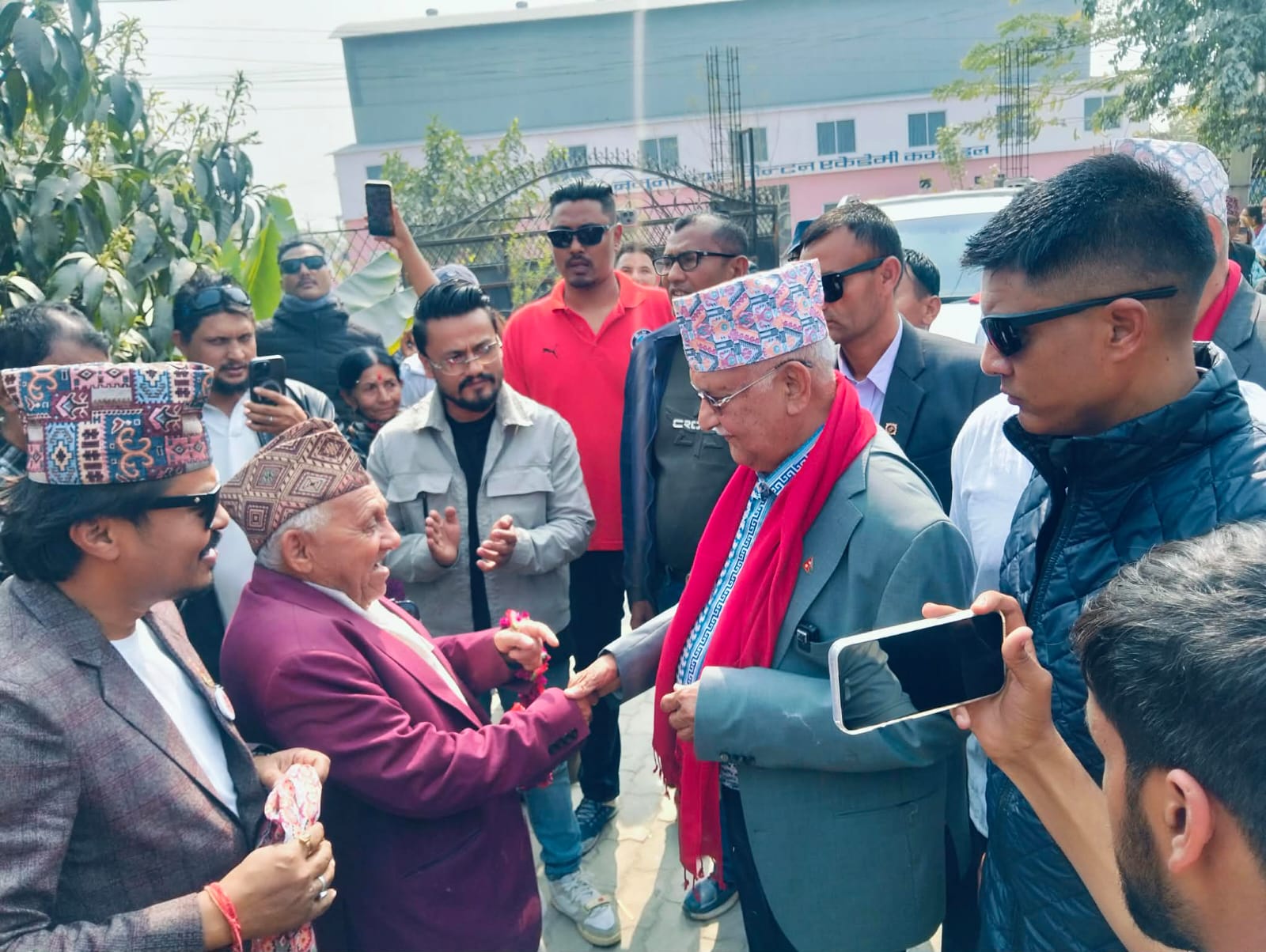 घर पाएका सुकुमबासीले अध्यक्ष ओलीलाई भने, ‘तपाईले ओत दिनुभयो, हामी न्यानो साथ दिन्छौं’