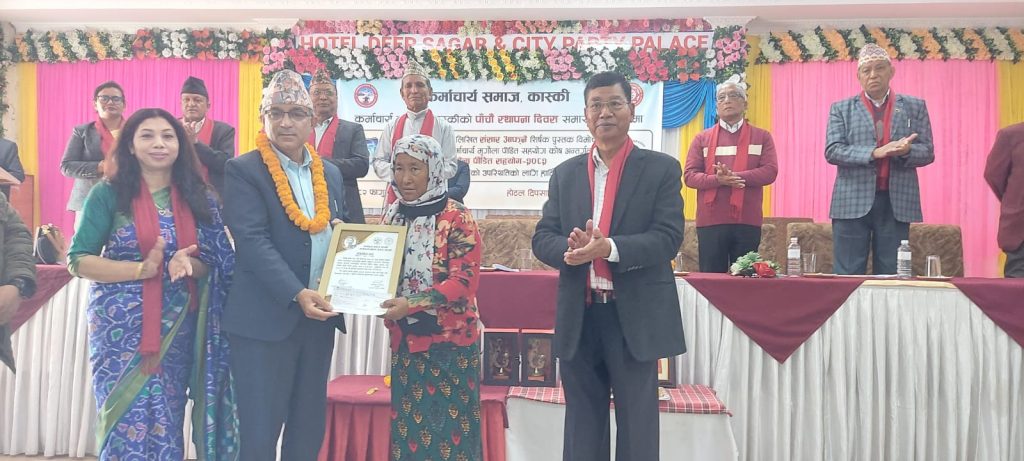 स्व.लक्ष्मी सुन्दरी कर्माचार्यको स्मृतिमा मृगौला पिडितलाई रु एक लाख सहयोग हस्तान्तरण