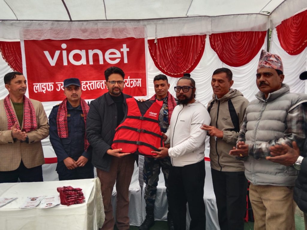 भायानेटले दियो फेवा डुंगा व्यवसायी र बैदाम प्रहरीलाई लाइफ ज्याकेट