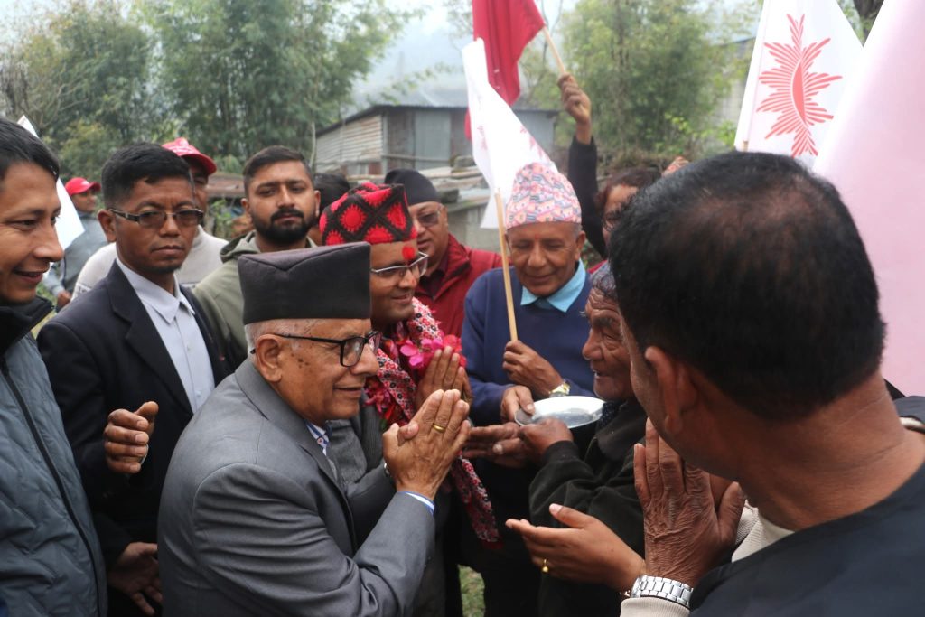 उमेरले छेक्न नसकेको प्रचारः अठहत्तर बर्षीय  प्यासी मत माग्दै घरदैलोमा