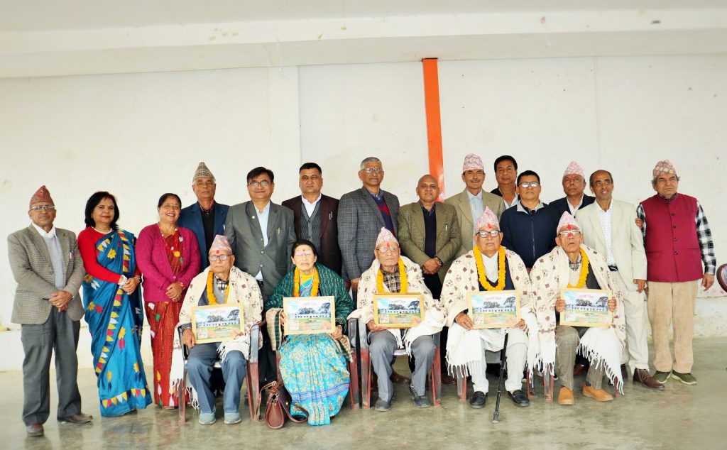 बाराही मावि पोखराका पूर्वविद्यार्थीले गरे शिक्षकको सम्मान