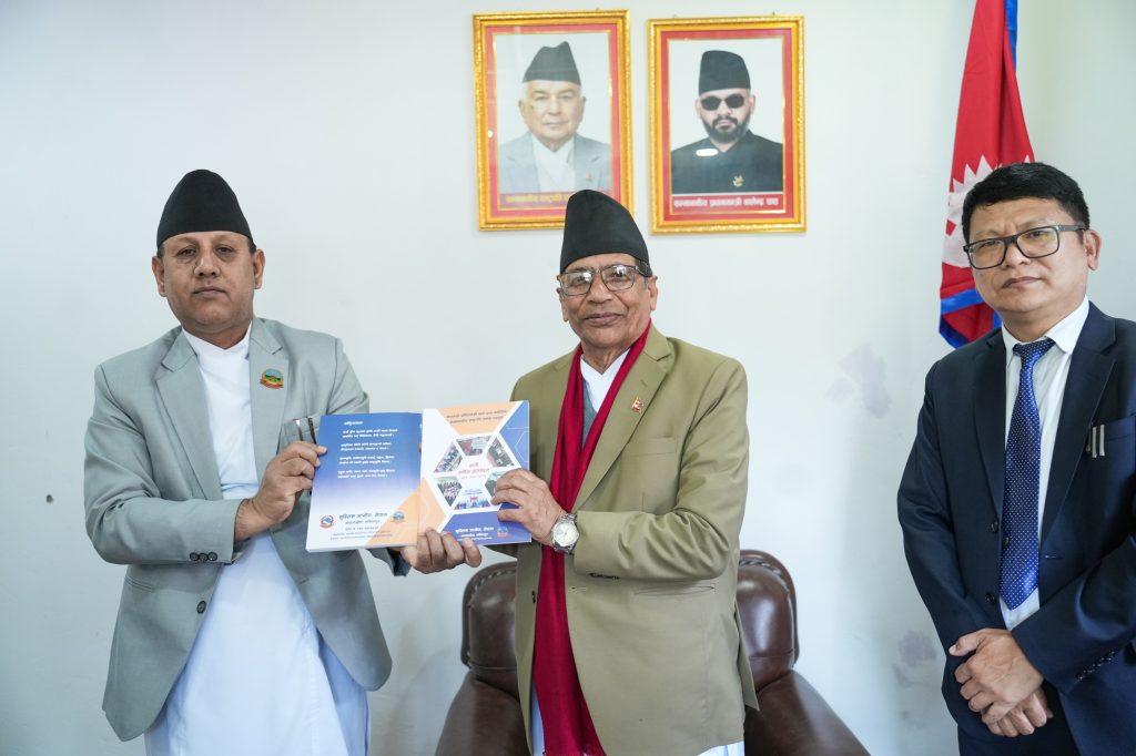 गण्डकी प्रदेश प्रमुख भट्ट समक्ष मुस्लिम आयोगको वार्षिक प्रतिवेदन पेस