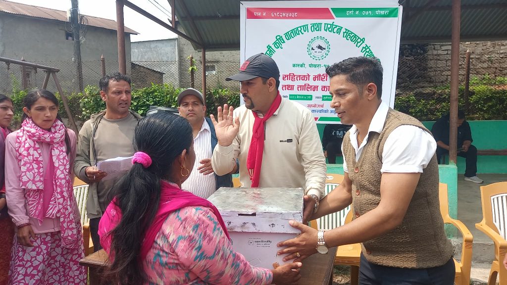 सहकारीका शेयर सदस्यलाई मौरी घार वितरण