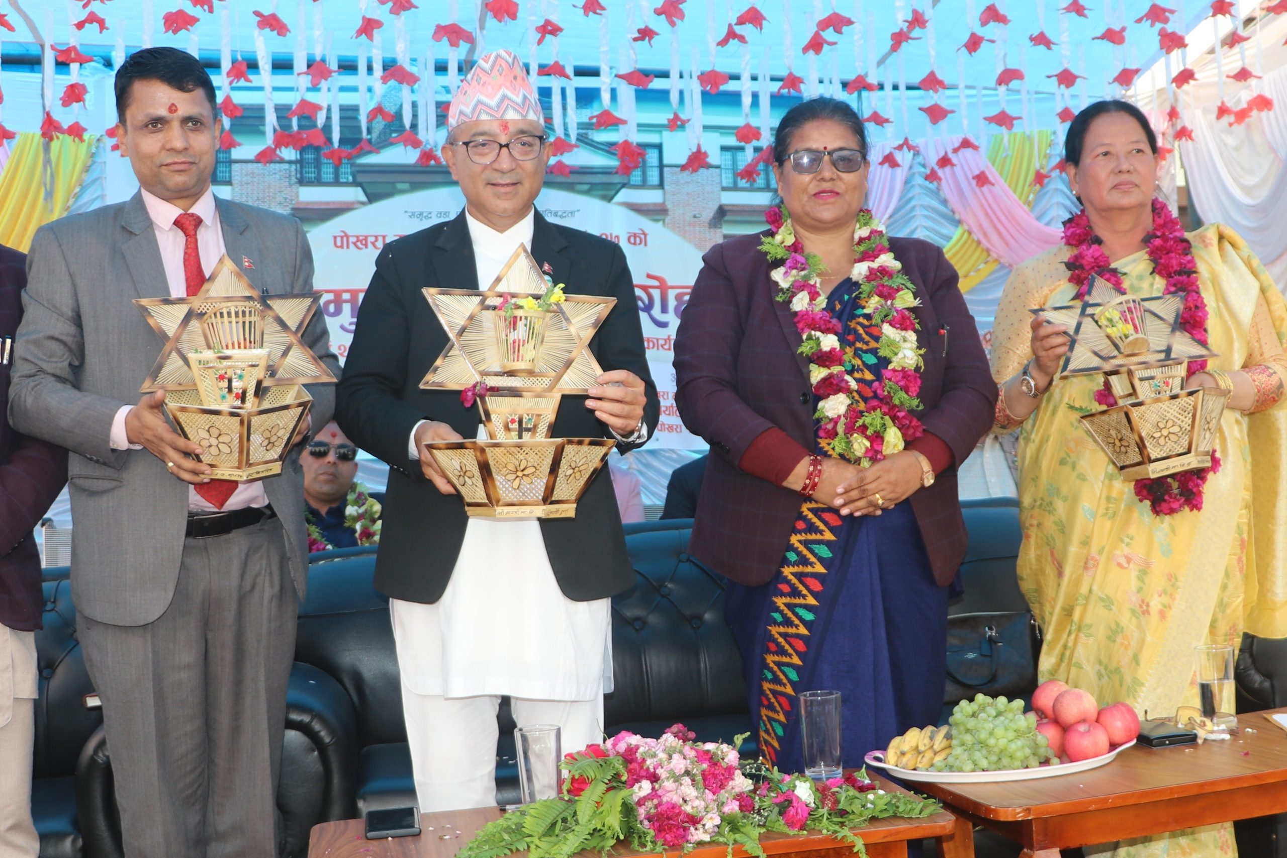 विद्यार्थीले तयार पारेका बाँसका सामाग्री अतिथिलाई उपहार