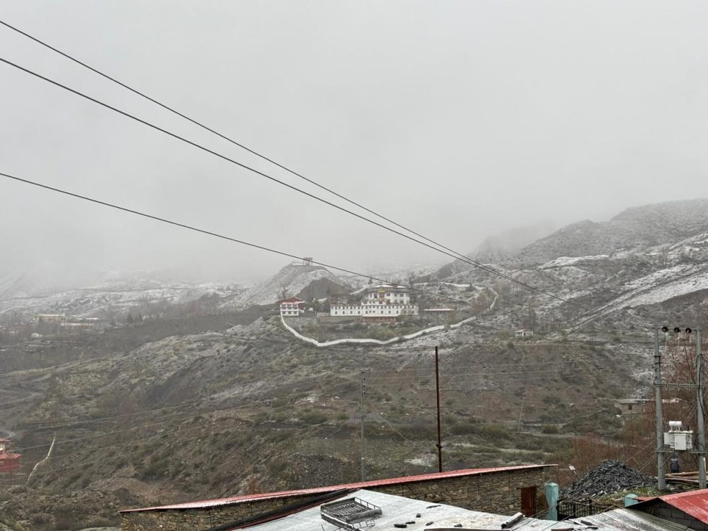 मुस्ताङमा वैशाखमा पनि हिमपात, बर्खा लाग्यो, तर हिउँ पर्न छाडेन