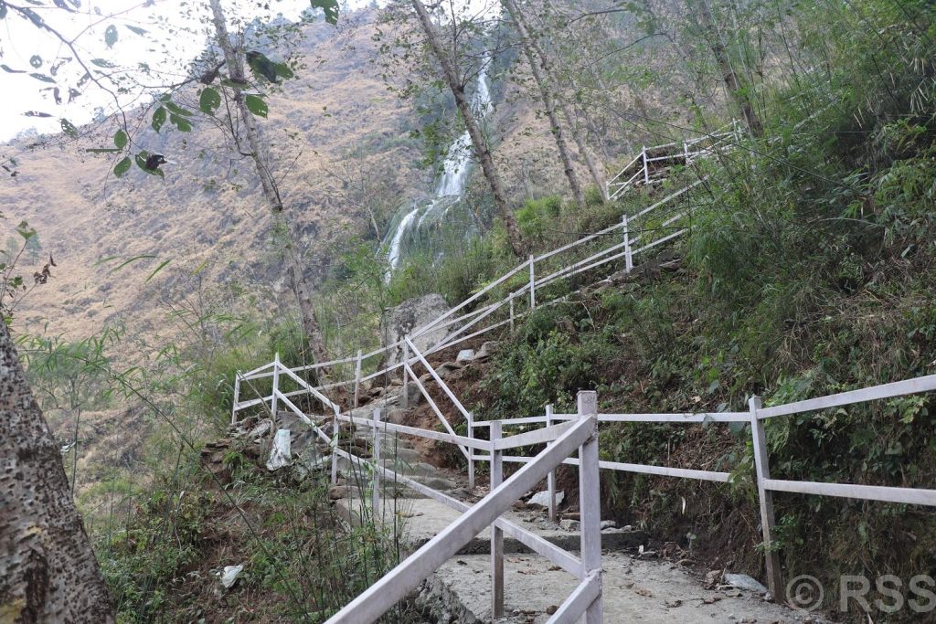 नारच्याङ झरना जोड्ने ‘रेलिङ’सहितको पदमार्ग