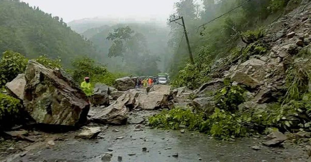 फिस्लिङमा पहिरो जाँदा पृथ्वी राजमार्ग अवरुद्ध, सयौं सवारीसाधन बीच बाटोमै अलपत्र