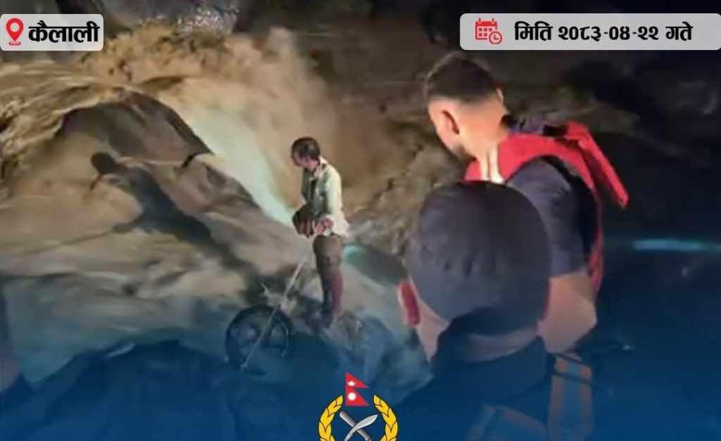 बाढीले बगाएको मोटरसाइकल चालकको सकुशल उद्धार