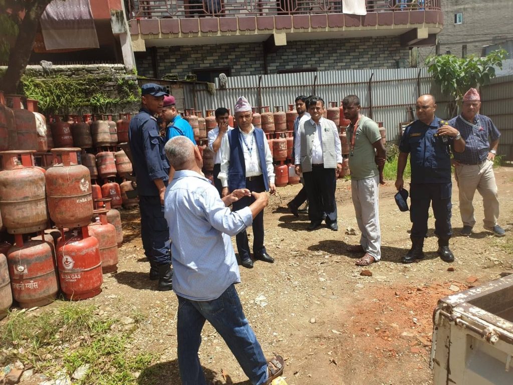 पोखरामा ग्यास अभाव चुलियाे, दोषजति उपभोक्ता र भरि सिलिन्डरलाई