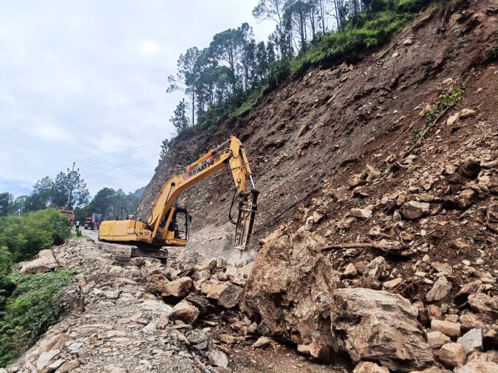 पहिरोका कारण देशभरका ८ वटा राजमार्ग अवरुद्ध, यातायात प्रभावित