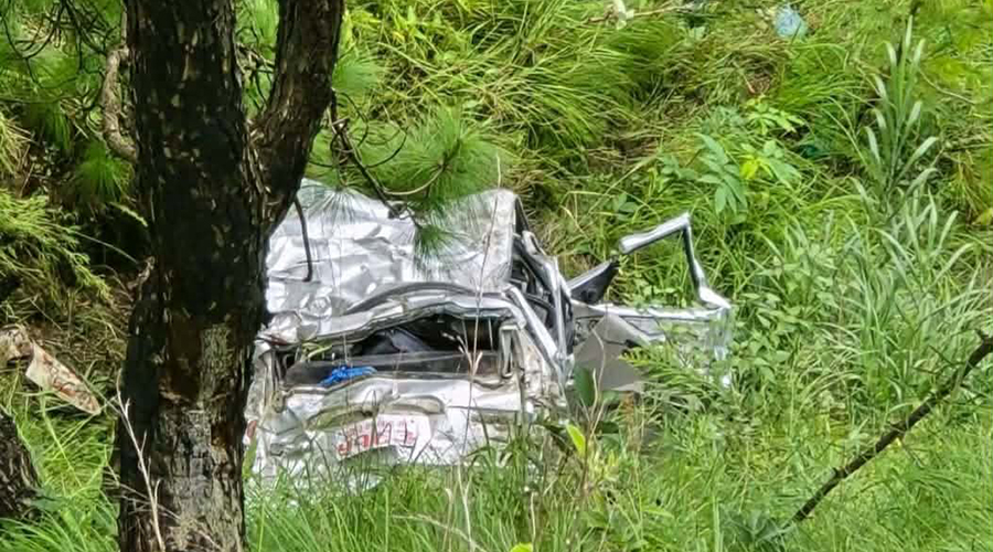 मकवानपुरमा  दुर्घटना हुदा  मुख्य न्यायाधीश डाँगीसहित ६ जना घाइते