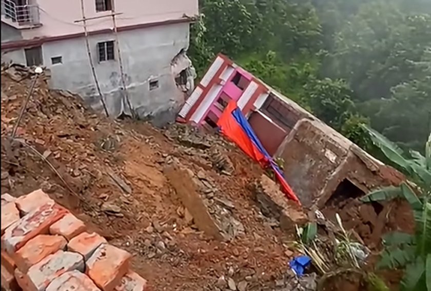 जीवनभरको कमाइबाट ठड्याएको घर आँखाअघि नै गर्ल्याम्म ढल्दा