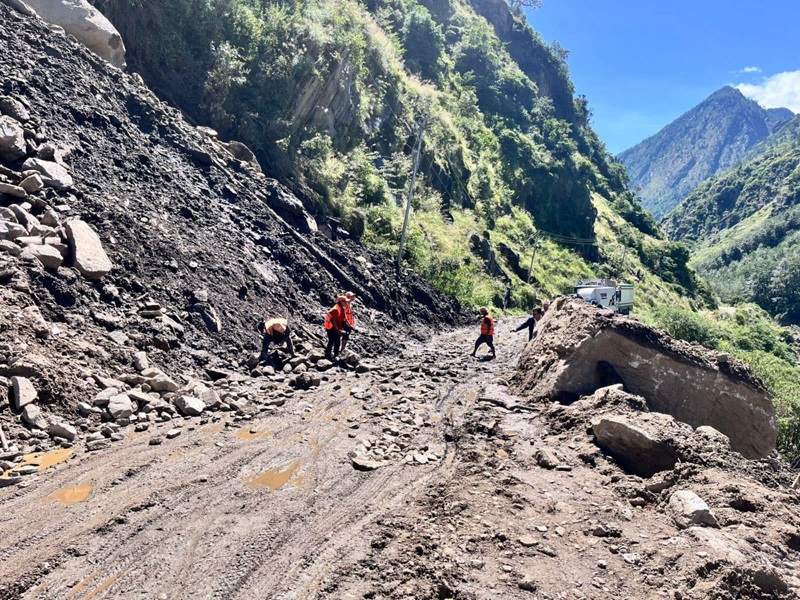 पहिराबाट विभिन्न ठाउँका सडक अवरुद्ध