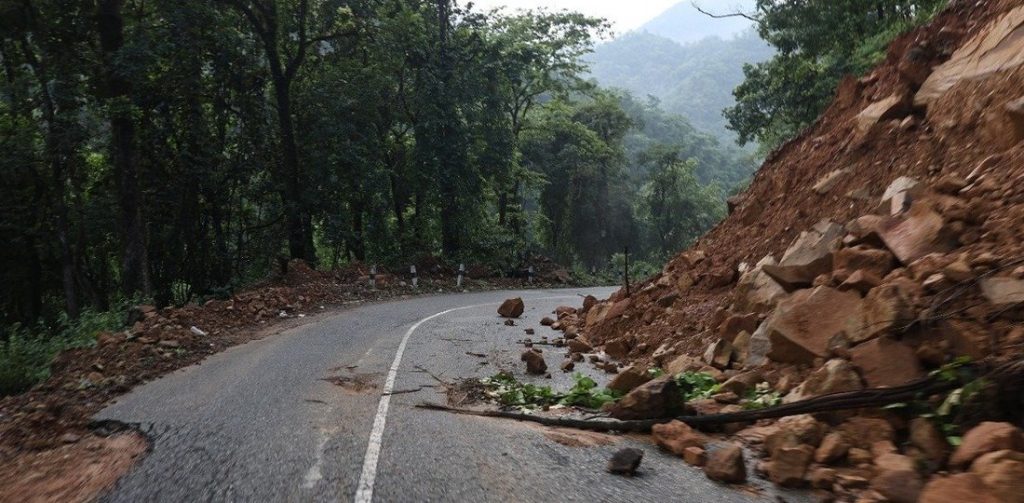 पहिरोले कान्ति लोकपथ अवरुद्ध