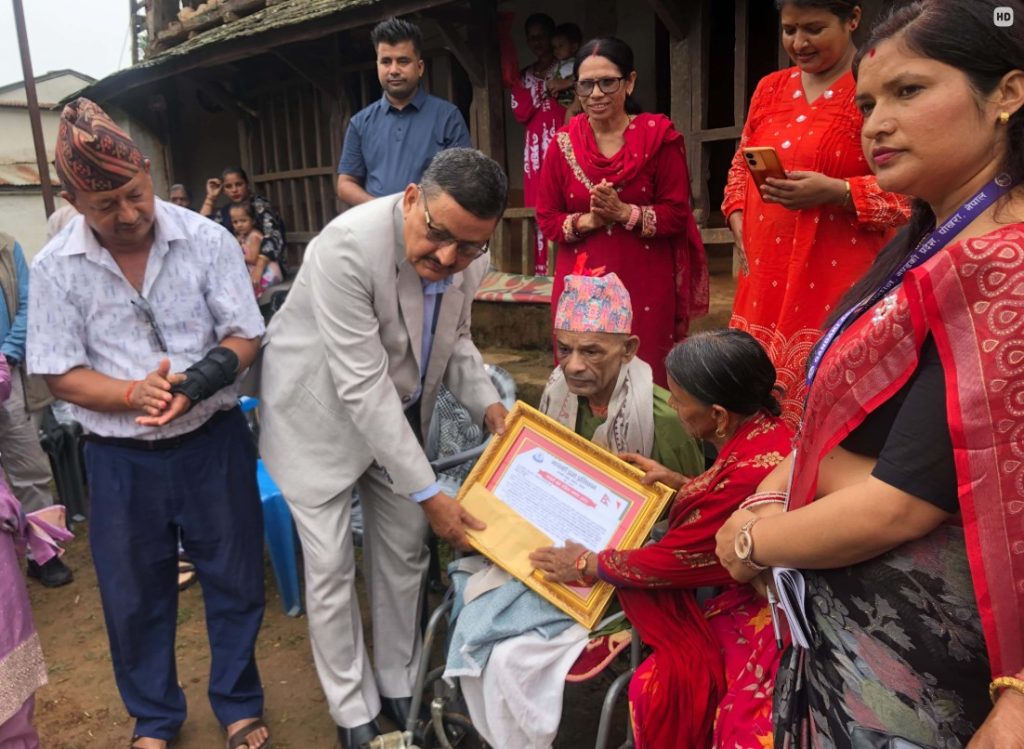 साहित्यकार चन्द्रमणि अधिकारीलाई घरमै पुगेर गण्डकी प्रज्ञा साहित्य सम्मान अर्पण