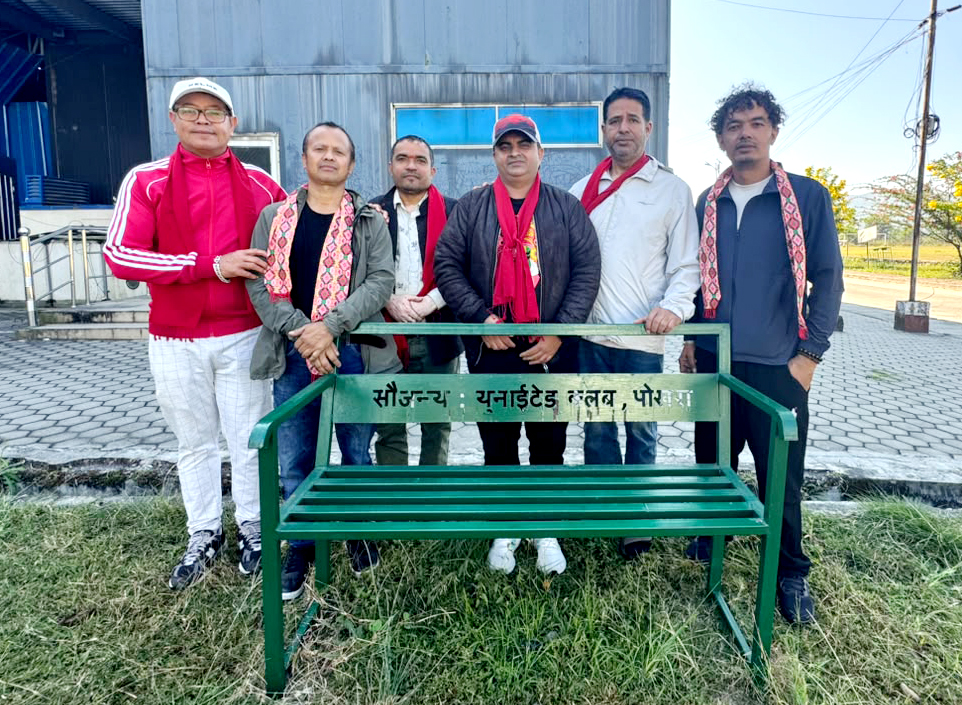 पोखरा रंगशालामा युनाइटेड क्लबद्वारा ११ थान कुर्सी जडान गरी हस्तान्तरण